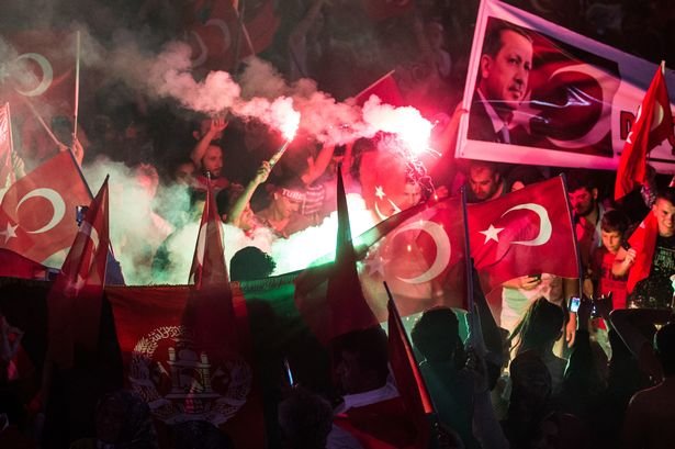 Hàng ngàn người đã phủ kín quảng trường Taksim ở Istanbul trong một cuộc biểu tình gần đây - Ảnh: Mirror