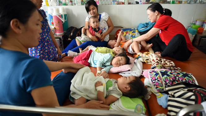 Các bé điều trị tại khoa hô hấp Bệnh viện Nhi Đồng 1 TP.HCM đang phải nằm chen chúc trên giường bệnh - Ảnh: HỮU THUẬN