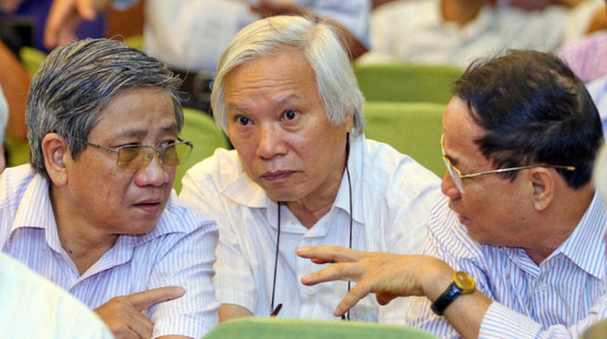 Ông Nguyễn Minh Thuyết (trái) với các cộng tác viên - chuyên gia phía Bắc tại buổi gặp mặt, góp ý cho báo Tuổi Trẻ - Ảnh: Nguyễn Khánh