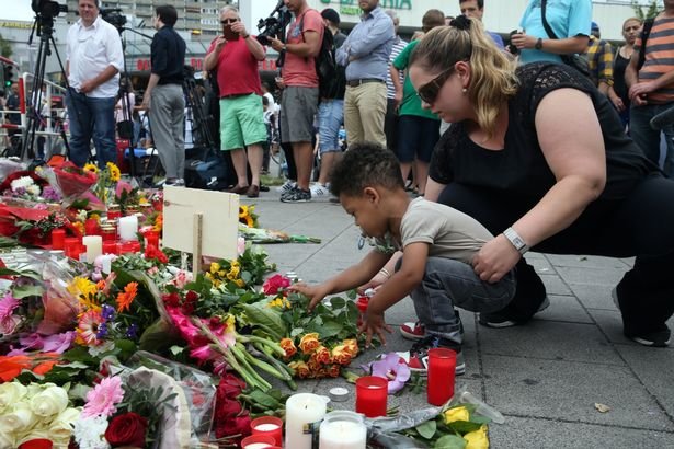 Người dân đặt hoa tưởng niệm sau vụ xả súng ở Munich, Đức - Ảnh: Mirror