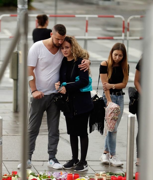 Người dân Đức vẫn chưa hết bàng hoàng sau vụ tấn công thảm khốc ở Munich - Ảnh: Getty