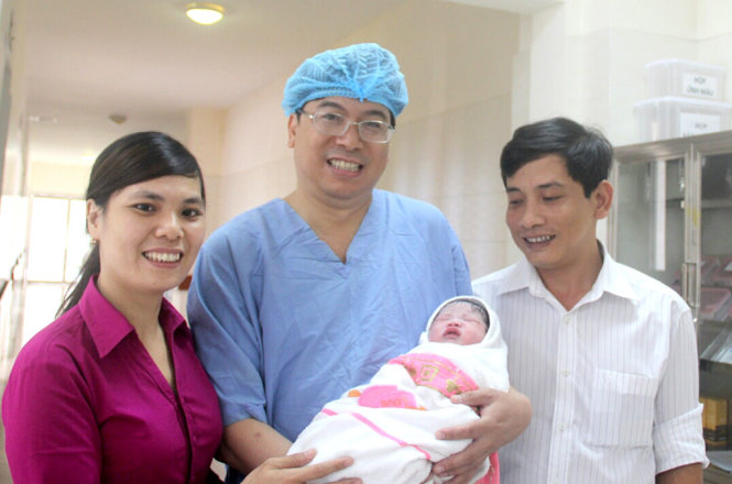 Bé gái chào đời trong niềm hạnh phúc vô bờ của người thân và đội ngũ y bác sĩ - Ảnh: Bệnh viện cung cấp.