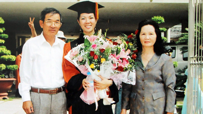 Lê Dương Thể Hạnh ngày tốt nghiệp đại học bên bố mẹ, lúc chưa bị mù - Ảnh nhân vật cung cấp