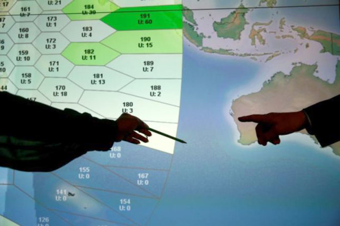 Các nhân viên điều tra khoanh vùng một địa điểm nghi máy bay MH370 ngay sau khi xảy ra thảm kịch hồi năm 2014 - Ảnh: Reuters​