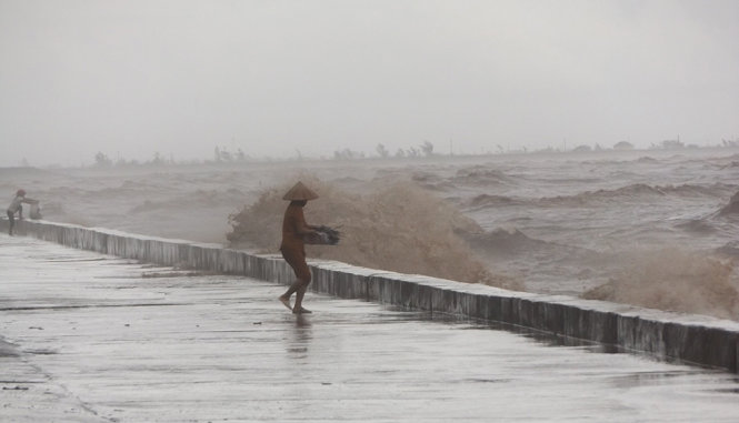 Sau khi bão đổ bộ trực tiếp vào Nam Định, sáng 28-7, người dân tại thị trấn Quất Lâm có mặt tại bờ biển Quất Lâm, thị trấn Quất Lâm, huyện Giao Thủy để khắc phục tình hình thiệt hại - Ảnh: N.H.THANH