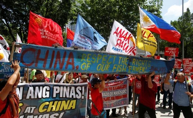 Người biểu tình phản đối Trung Quốc bên ngoài Lãnh sự quán Trung Quốc tại Makati, Philippines - Ảnh: Reuters