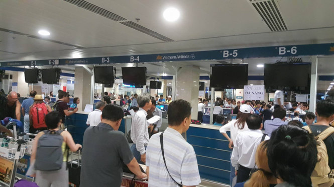 Khu vực check-in tại sân bay Tân Sơn Nhất phải tắt màn hình - Ảnh: Đình Dân