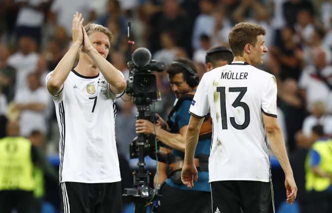 Bastian Schweinsteiger (trái) tuyên bố giã từ đội tuyển Đức. Ảnh: REUTERS