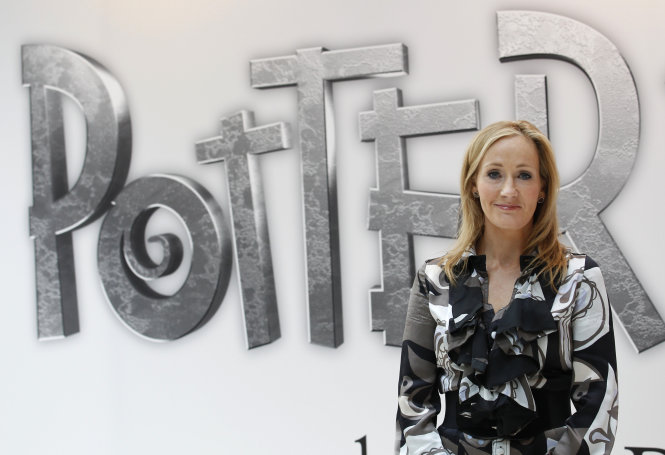 Nữ nhà văn Anh J. K. Rowling - người đã “sinh ra” cậu bé phù thủy Harry Potter làm mê mải nhiều triệu độc giả trên thế giới  - Ảnh: Reuters
