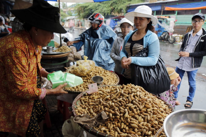 Đậu phộng VN bán tại chợ trên đường Trang Tử (Q.5, TP.HCM) còn nguyên củ, khác với đậu phộng Trung Quốc nhập về chủ yếu là đậu phộng nhân, dùng trong thực phẩm ăn nhẹ - Ảnh: NGỌC DƯƠNG