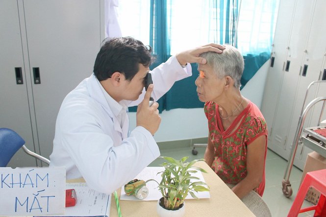 Bác sĩ Bệnh viện Q.Thủ Đức khám bệnh miễn phí cho người dân xã Nhị Bình, huyện Hóc Môn bị ảnh hưởng từ bãi rác Đông Thạnh - Ảnh: XUÂN THU
