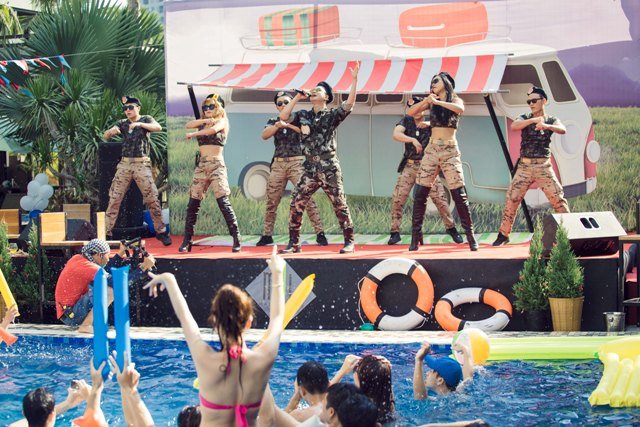 Người mẫu, vũ công mặc bikini uốn éo, nhậu nhẹt, bắn súng nước cùng nhiều “trò vui” khác bên hồ bơi là hình ảnh chủ đạo trong loạt MV Mr Bolero Dance của ca sĩ Quách Tuấn Du - Ảnh: POPS Music