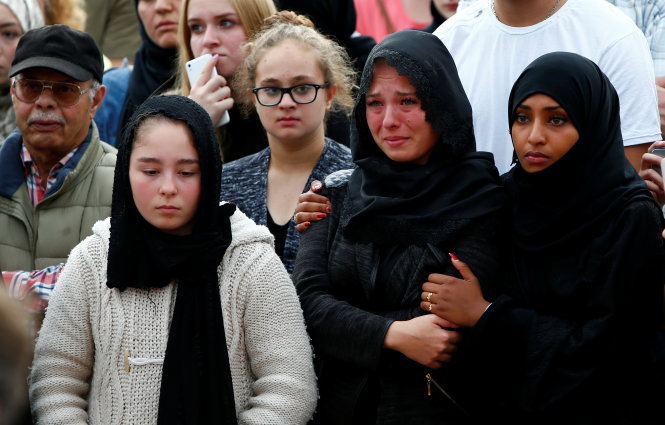 Ngày 27-7, người dân Đức ở TP Munich tưởng niệm các nạn nhân vụ thảm sát bên ngoài khu mua sắm Olympia xảy ra chiều 22-7 - Ảnh: Reuters