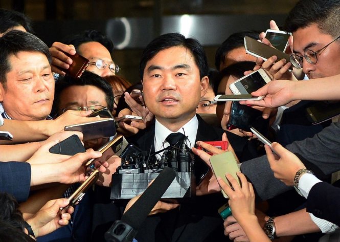 Công tố viên cao cấp Hàn Quốc Jin Kyung-joon giữa vòng vây truyền thông trong ngày tới trình diện văn phòng công tố viên ở Seoul, Hàn Quốc - Ảnh: AP