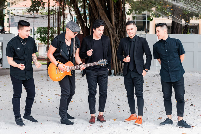 Bộ 5 nghệ sĩ gốc Việt tham gia MV. Cherles Nguyễn - Chí Thanh - Thanh Bùi - Alexander Tú - Tony Trần ( từ trái sang)