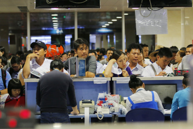 Hành khách phải check-in thủ công tại sân bay Tân Sơn Nhất - Ảnh: NGỌC DƯƠNG