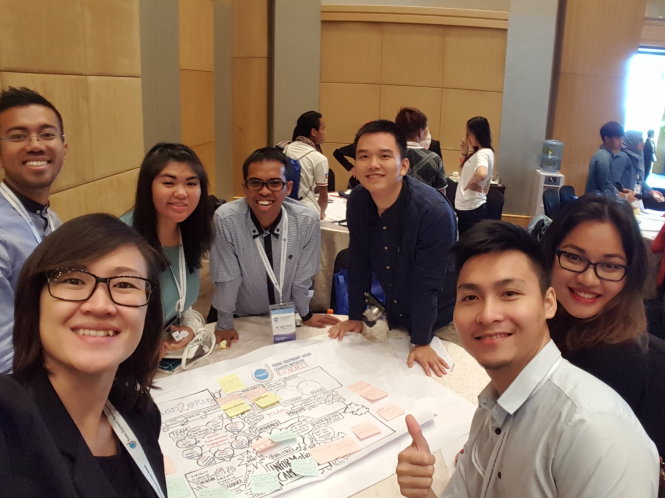 Thái Hoàng Vũ (hàng đầu, thứ hai từ phải qua) cùng với các đại biểu trẻ từ các nước Đông Nam Á tham gia Hội nghị thượng đỉnh Sáng kiến lãnh đạo trẻ Đông Nam Á (YSEALI Summit) 2015 - Ảnh: V.H.
