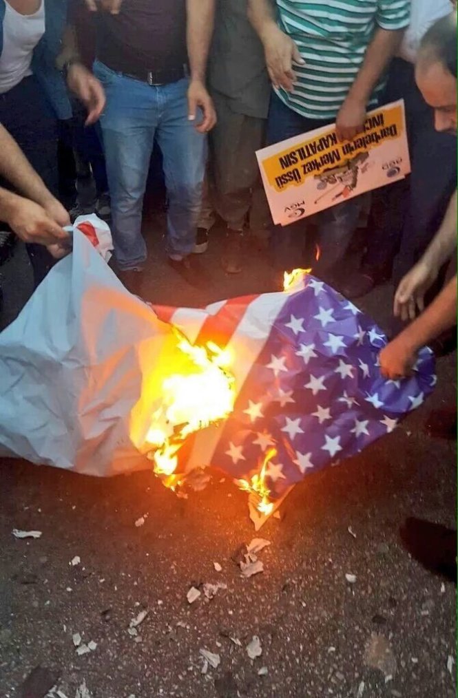 Người biểu tình đốt cờ Mỹ phản đối bên ngoài căn cứ quân sự Mỹ ở Incirlik - Ảnh: Twitter Ben Davies