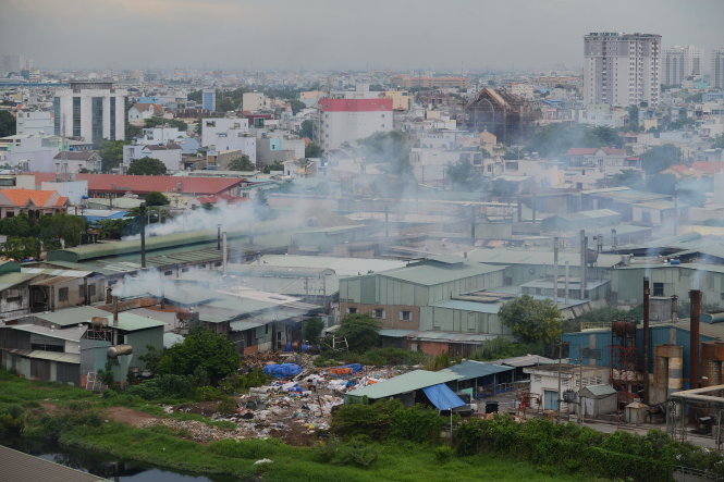 Hoạt động xả thải của các cơ sở sản xuất cần được kiểm soát thường xuyên để tránh gây ô nhiễm môi trường. Trong ảnh: các cơ sở sản xuất xả khói ra môi trường ở P.Đông Hưng Thuận, Q.12, TP.HCM trưa 28-7- Ảnh: QUANG ĐỊNH