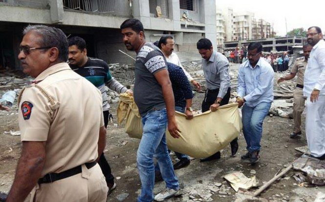 Lực lượng cứu hộ đưa thi thể công nhân bị nạn rời hiện trường - Ảnh: India Today