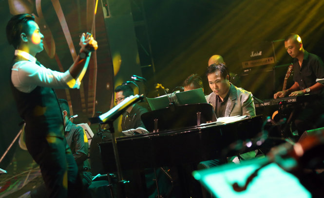 Nhạc sĩ Việt Anh xuất hiện ở vị trí quen thuộc bên cây đàn piano, với sự chỉ huy dàn nah5c của ngưyời bạn thân, nhạc trưởng Trần Nnật Minh - Ảnh: Gia Tiến