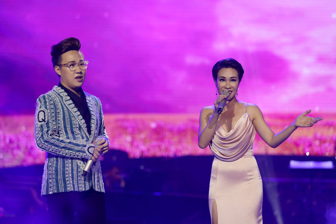 Trung Quân Idol và Uyên Linh là 2 ca sĩ lần đầu hát nhạc Việt Anh trên sân khấu lớn. Họ song ca bài Chờ anh em nhé. Uyên Linh còn hát Đánh rơi bên hồ và Xin giữ em cho hoàng hôn, còn Trung Quân Idol hát Nơi mùa thu bắt đầu - Ảnh: Gia Tiến
