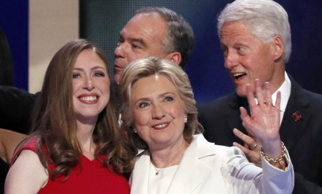 Bà Hillary Clinton cùng chồng - cựu tổng thống Bill Clinton, con gái và người đứng cùng liên danh - TNS Tim Kaine trong ngày cuối của đại hội Đảng Dân chủ tối 28-7 - Ảnh: Reuters