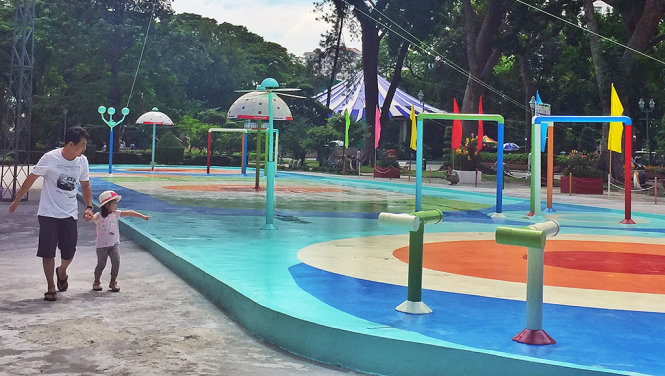 Nhiều trẻ nhỏ tò mò thích thú trước sân chơi nước miễn phí trong khuôn viên Thảo Cầm Viên Sài Gòn - Ảnh: MINH TRANG