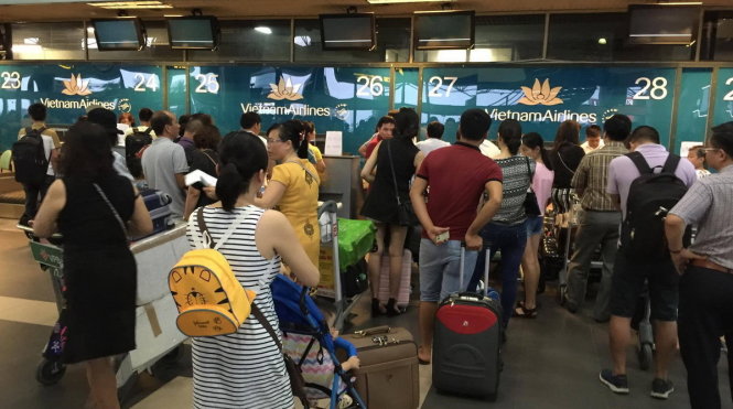 Các màn hình chỉ dẫn thông tin tại các quầy làm thủ tục chuyến bay (check-in) của các hãng hàng không ở sân bay Nội Bài đều bị tắt - Ảnh: THÂN HOÀNG