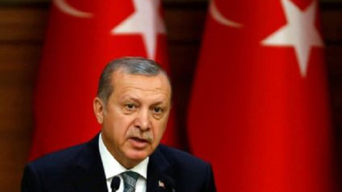 Tổng thống Thổ Nhĩ Kỳ phát biểu từ dinh tổng thống hôm 29-7 - Ảnh: Reuters