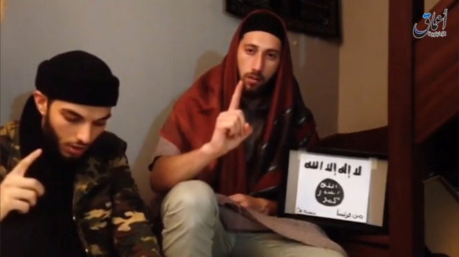 Hình ảnh hai tên được cho là đã thực hiện vụ tấn công khủng bố bắt con tin tại nhà thờ ở Pháp hôm 26-7. Hình ảnh này vừa được đưa bằng clip lên mạng xã hội cho thấy hai tên này tuyên thệ trung thành với IS - Ảnh: Reuters