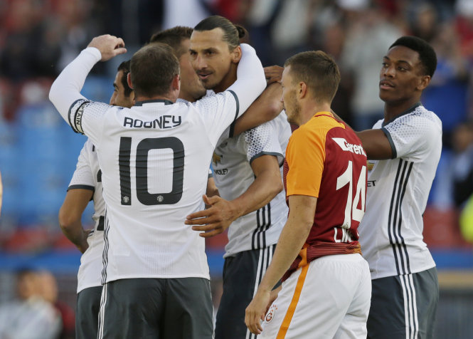 Ibrahimovic và các đồng đội ăn mừng bàn thắng vào lưới Galatasaray. Ảnh: REUTERS