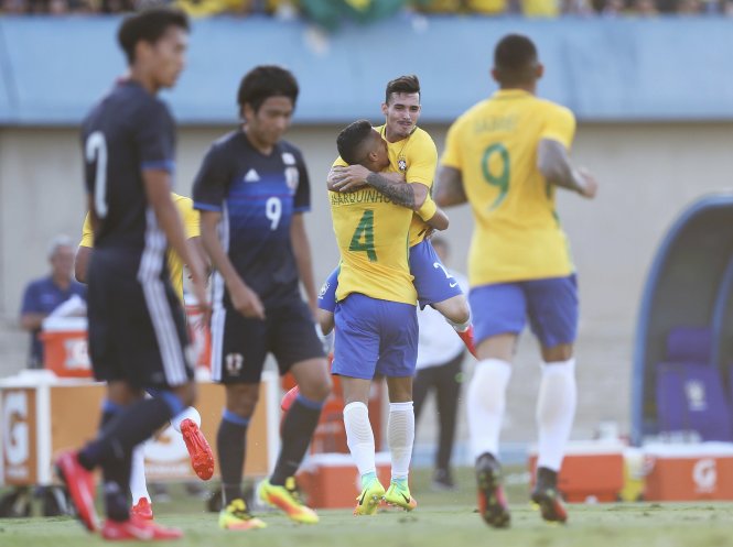 Các cầu thủ Olympic Brazil (áo vàng) ăn mừng bàn thắng vào lưới Nhật Bản. Ảnh: REUTERS