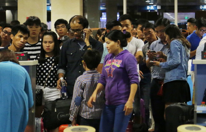 Sự cố máy tính làm nhiều hành khách phải chờ check-in tại sân bay Tân Sơn Nhất chiều 29-7 - Ảnh: NGỌC DƯƠNG
