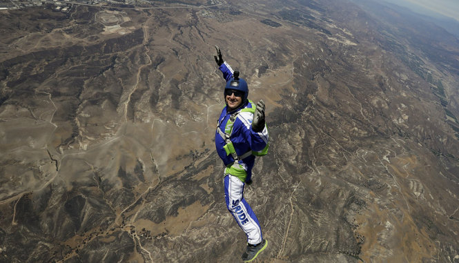 Luke Aikin trong các buổi tập trước cú nhảy không dù ở độ cao 7.500m - Ảnh: AP