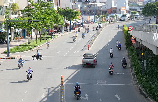 Ôtô và xe máy vượt đèn vàng tại giao lộ đường Bến Vân Đồn và đường Vĩnh Khánh (Q.4, TP.HCM) - Ảnh: 
HỮU KHOA