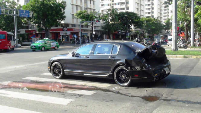 Chiếc Bentley đã bị xe container từ đằng sau húc tới, tông nát phần đuôi khi đang dừng đèn đỏ tại giao lộ Nguyễn Văn Linh - Nguyễn Đức Cảnh, Q.7, TP.HCM sáng 2-6