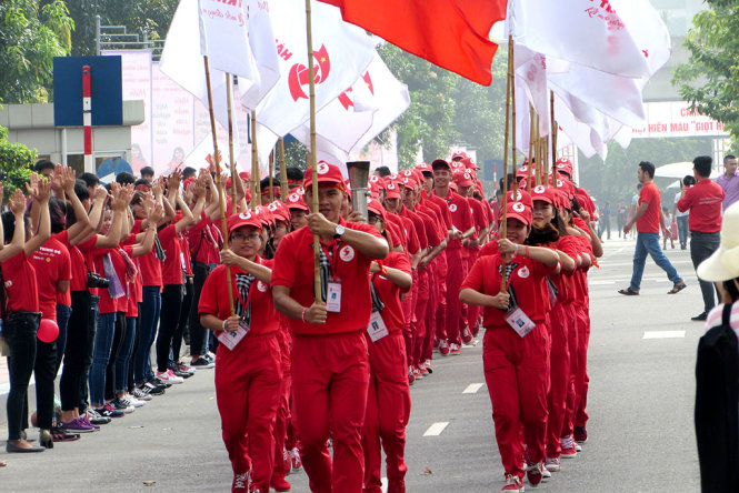 Ngọn đuốc khai mạc ngày hội “Giọt hồng tri ân” tại Hà Nội đã được 130 chiến sĩ tình nguyện hành trình Đỏ 2016 thắp lên