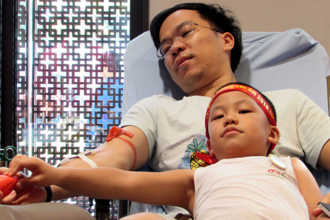 Anh Nguyễn Văn Hưng (quê Hà Nội) tình nguyện hiến máu tại ngày hội, chia sẻ hôm nay cùng con trai đến nhằm cổ vũ cho ngày hội sôi nổi hơn. Anh hy vọng những giọt máu anh tình nguyện hiến hôm nay sẽ giúp ích được cho các bệnh nhân thiếu máu có thêm sự sống