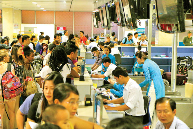 Rất nhiều hành khách lo lắng sau sự cố màn hình ở sân bay Tân Sơn Nhất chiều 29-7 - Ảnh: NGỌC DƯƠNG