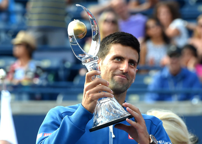 Djokovic nâng cao chức vô địch Roger Cup 2016. Ảnh: REUTERS