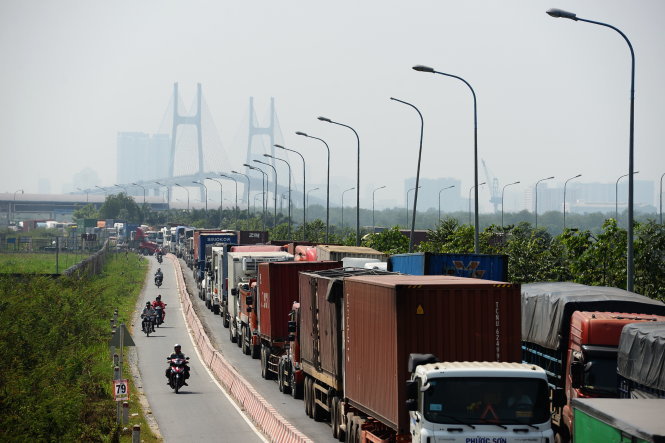 Hàng nghìn xe container, xe tải và ôtô kẹt cứng kéo dài từ vòng xoay Mỹ Thủy qua cầu Phú Mỹ, Q.7 - Ảnh: HỮU KHOA