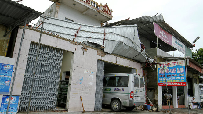 Một căn nhà của người dân tại huyện Đông Hưng (Thái Bình) bị tốc mái (ảnh chụp sáng 28-7) - Ảnh: NAM TRẦN