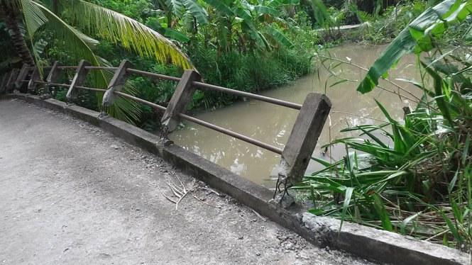 Lan can 7 cây cầu bê tông liên ấp Thới Thạnh và Bình Thạnh xã Giai Xuân, huyện Phong Điền bị đập, bẻ cong để ô tô cán bộ ra vào - Ảnh: N.Thành