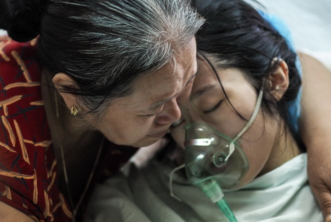 Chị Đậu Thị Huyền Trâm trong vòng tay mẹ trong những ngày được điều trị tại Bệnh viện K. Ảnh chụp sáng 26-7 trước khi chị Trâm về quê nhà Hà Tĩnh trong buổi chiều cùng ngày - Ảnh: Nguyễn Khánh