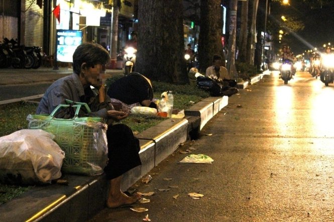 Nhiều tuyến đường tại TP.HCM vào buổi tối xuất hiện liên tiếp các trường hợp người ăn xin, ngủ lang thang - Ảnh: Mạnh Khang