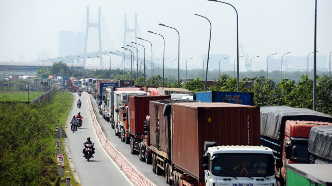 Hàng nghìn xe container, xe tải và ôtô kẹt cứng kéo dài từ vòng xoay Mỹ Thủy qua cầu Phú Mỹ, Q.7 - Ảnh: HỮU KHOA