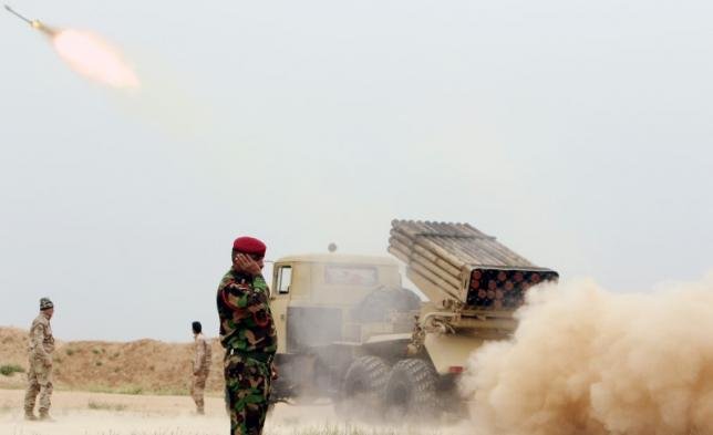 Binh sỹ Iraq bắn rocket nhằm vào IS ở vùng ngoại ô Makhmour phía nam Mosul, Iraq - Ảnh: Reuters