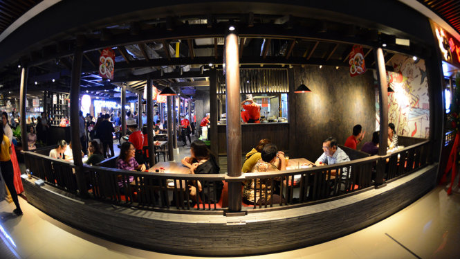 Không gian một quán ăn của Nhật Bản trong trung tâm thương mại SaiGon Center tối 1-8 - Ảnh: Quang Định