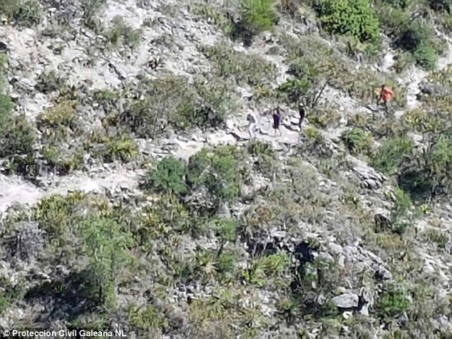 Gần 44 giờ sau khi mất tích, lực lượng cứu hộ tìm thấy đôi bạn bị lạc trong núi - Ảnh: Protection Civil Galeana NL